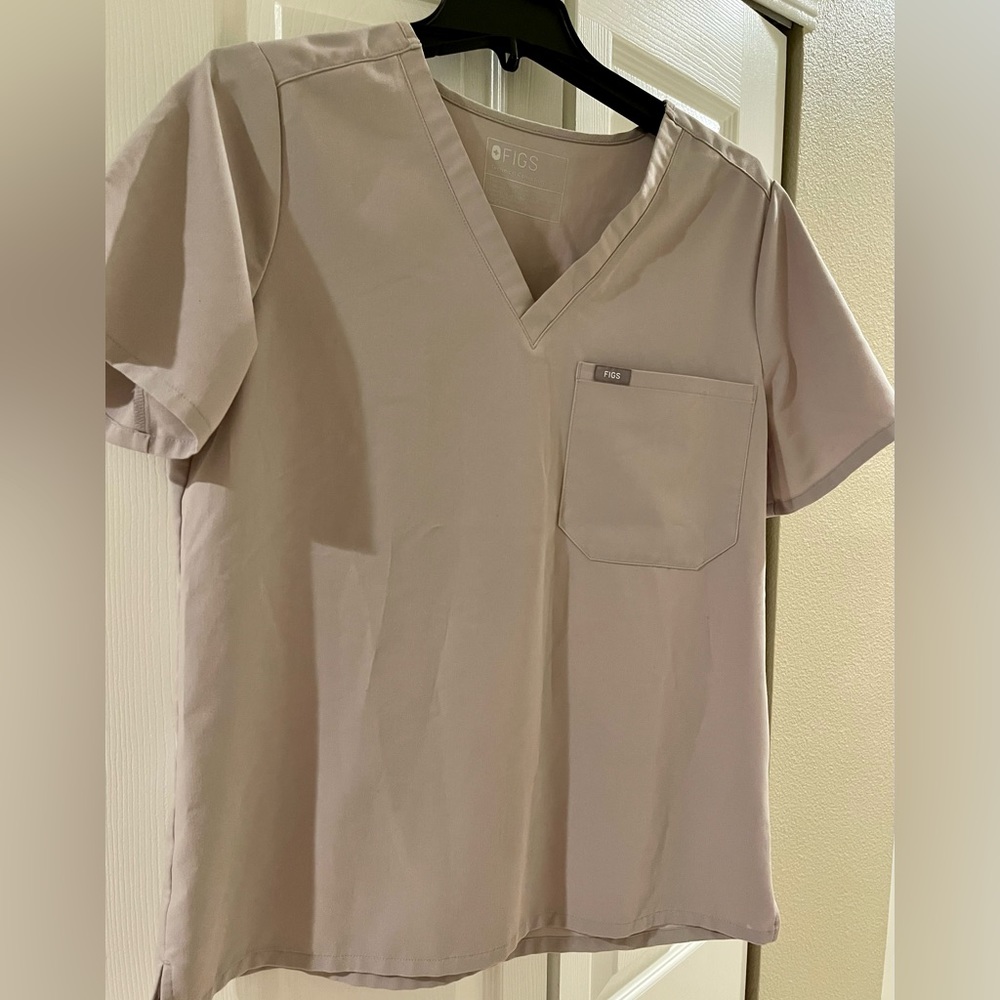 Figs scrub top